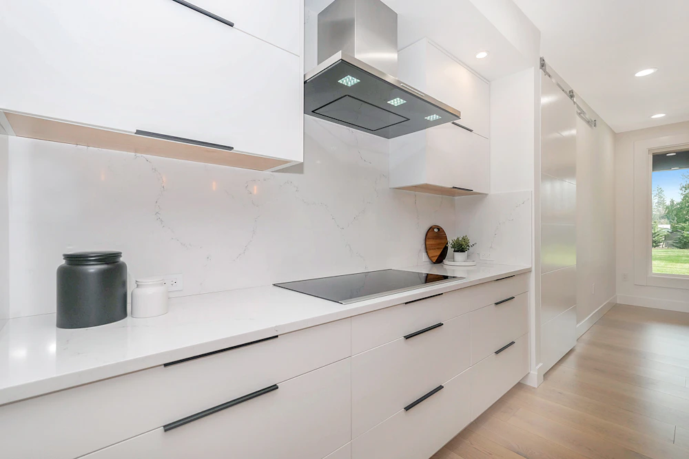 Plan de travail minimaliste en quartz blanc
