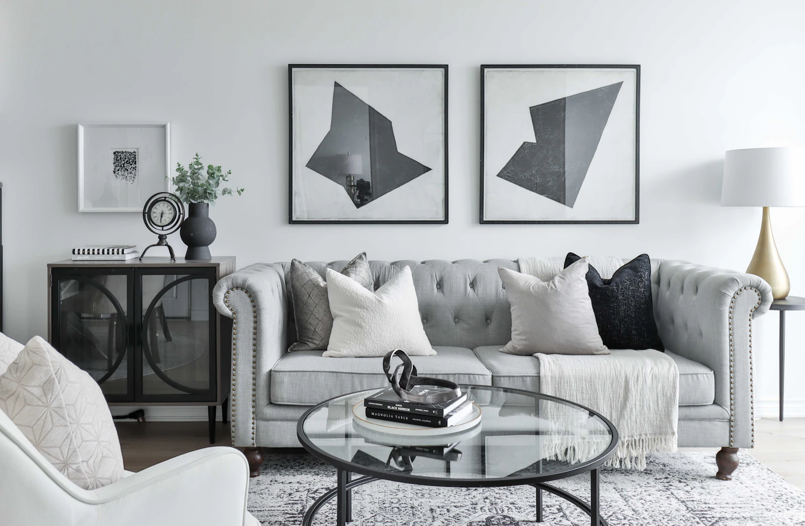 Salon gris et blanc avec canapé capitonné